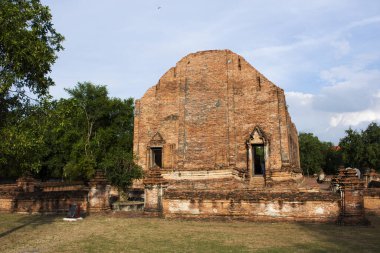 Antik harabeler ve antik harabeler Thai halkı için stupa chedi gezginler Wat Maheyong tapınağındaki Ayutthaya Tayland 'daki tarihi miras alanında mistik bir efsaneyi ziyaret ediyorlar.