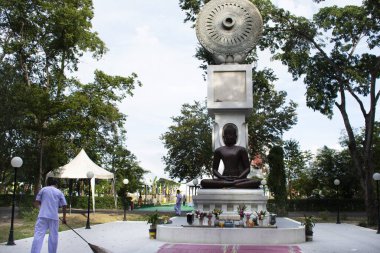 Wat Maheyong Tapınağı 'nın Dhamma bölgesindeki antik güzel Buda. Tayland' ın başkenti Ayutthaya 'da kutsal dini kurallara uymak için meditasyon yapan insanlar için.