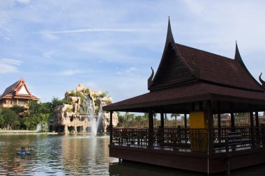Manzara bahçe parkı ve gölet ile Tayland 'ın başkenti Ayutthaya' daki Wat Maheyong Tapınağı 'nda dini ilkeleri gözlemlemek için Tayland meditasyon inzivası için Dhamma' nın mimari alanı inşa edilmektedir.