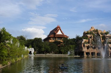 Manzara bahçe parkı ve gölet ile Tayland 'ın başkenti Ayutthaya' daki Wat Maheyong Tapınağı 'nda dini ilkeleri gözlemlemek için Tayland meditasyon inzivası için Dhamma' nın mimari alanı inşa edilmektedir.