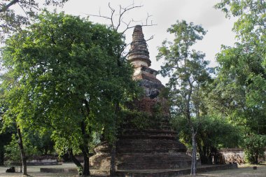 Antik harabeler ve antik harabeler Thai halkı için stupa chedi gezginler Wat Maheyong tapınağındaki Ayutthaya Tayland 'daki tarihi miras alanında mistik bir efsaneyi ziyaret ediyorlar.