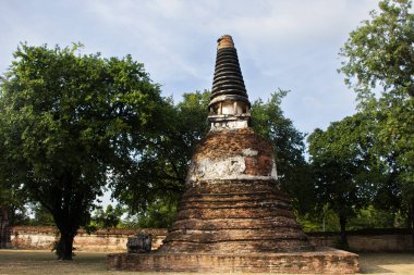 Antik harabeler ve antik harabeler Thai halkı için stupa chedi gezginler Wat Maheyong tapınağındaki Ayutthaya Tayland 'daki tarihi miras alanında mistik bir efsaneyi ziyaret ediyorlar.