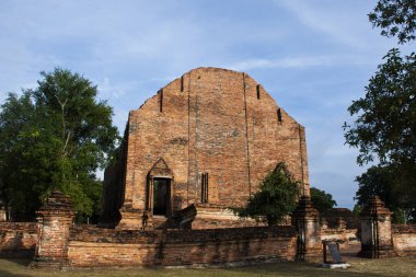 Antik harabeler ve antik harabeler Taylandlılar için stupa chedi. Gezginler için saygı ziyaretleri. 3 Aralık 2023 'te Ayutthaya Tayland' da Wat Maheyong Tapınağı 'nda mistik dualar okuyun.