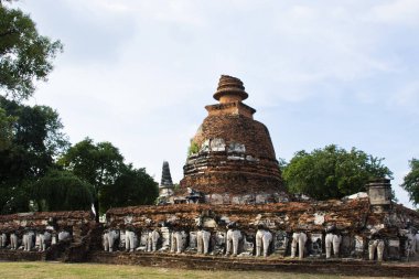 Antik harabeler ve antik harabeler Thai halkı için stupa chedi gezginler Wat Maheyong tapınağındaki Ayutthaya Tayland 'daki tarihi miras alanında mistik bir efsaneyi ziyaret ediyorlar.