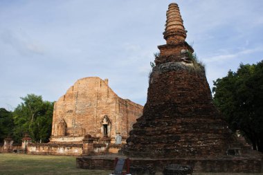 Antik harabeler ve antik harabeler Taylandlılar için stupa chedi. Gezginler için saygı ziyaretleri. 3 Aralık 2023 'te Ayutthaya Tayland' da Wat Maheyong Tapınağı 'nda mistik dualar okuyun.