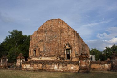 Antik harabeler ve antik harabeler Thai halkı için stupa chedi gezginler Wat Maheyong tapınağındaki Ayutthaya Tayland 'daki tarihi miras alanında mistik bir efsaneyi ziyaret ediyorlar.