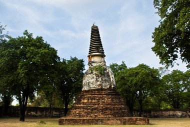 Antik harabeler ve antik harabeler Thai halkı için stupa chedi gezginler Wat Maheyong tapınağındaki Ayutthaya Tayland 'daki tarihi miras alanında mistik bir efsaneyi ziyaret ediyorlar.