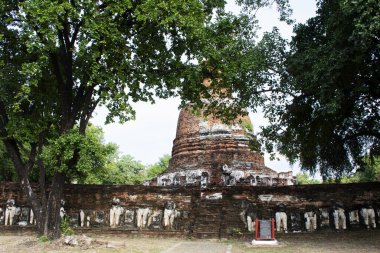 Antik harabeler ve antik harabeler Taylandlılar için stupa chedi. Gezginler için saygı ziyaretleri. 3 Aralık 2023 'te Ayutthaya Tayland' da Wat Maheyong Tapınağı 'nda mistik dualar okuyun.
