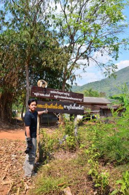 Taylandlı gezginler motosiklet yolculuğu macerasına atılır ve 14 Mayıs 2011 'de Tayland' ın Suphanburi kentinde Phu Toei Ulusal Parkı 'ndaki Khao Thewada dağının tepesinde Ban Taphoen Khi Köyü' ne fotoğraf ziyaretine giderler.