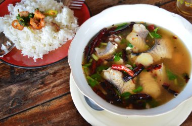 Geleneksel gurme yemekleri, Tayland 'ın Suphan Buri kentindeki Suphanburi şehrindeki yerel restoranda, yemek yiyen gezginler için Tayland yemeği ya da orman mutfağı tarzı.