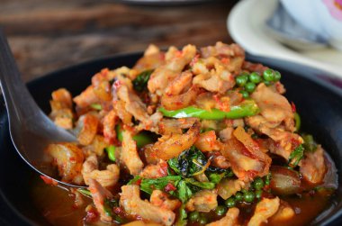 Geleneksel gurme yemekleri, Tayland 'ın Suphan Buri kentindeki Suphanburi şehrindeki yerel restoranda, yemek yiyen gezginler için Tayland yemeği ya da orman mutfağı tarzı.