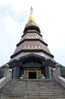 Doi Inthanon Dağı 'ndan Naphamethinidon Chedi ve Naphaphonphumisiri pagoda buğulu Tayland' ın Chiang Mai kentindeki Doi Luang ya da Ang Ga 'ya seyahat eden gezginler için sabah sisli bir yağmur yağacak.