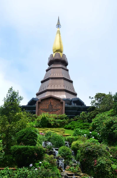 Doi Inthanon Dağı 'ndan Naphamethinidon Chedi ve Naphaphonphumisiri pagoda buğulu Tayland' ın Chiang Mai kentindeki Doi Luang ya da Ang Ga 'ya seyahat eden gezginler için sabah sisli bir yağmur yağacak.