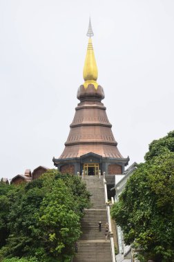 Doi Inthanon Dağı 'ndan Naphamethinidon Chedi ve Naphaphonphumisiri pagoda buğulu Tayland' ın Chiang Mai kentindeki Doi Luang ya da Ang Ga 'ya seyahat eden gezginler için sabah sisli bir yağmur yağacak.