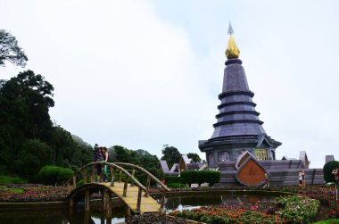 Doi Inthanon Ulusal Parkı 'ndan Naphamethinidon Chedi ve Naphaphonphumisiri pagoda buğulu Tayland' ın başkenti Chiang Mai 'de 7 Temmuz 2013' te, Doi Luang veya Ang Ga 'da gezginleri ziyaret eden Taylandlılar için sis sabahı.