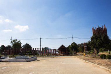 Tayland 'daki Ban Ta Klang ya da Taklang Fil Köyü Eğitim Merkezi' nin manzara ve modern yapı sanatına bir göz atın. Gezginler, 7 Ocak 2024 'te Surin, Tayland' da yerel Kui etnik yaşamını öğrenirler.