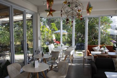 İç dekorasyon ve mobilyalar Tayland 'da 7 Ocak 2024' te Surin, Tayland 'da bulunan Cafe Cafe Cafe Cafe' de içki içen müşteriler için modern hizmet tarzı.