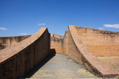 Taylandlılar için Ban Ta Klang ya da Taklang Fil Köyü Çalışma Merkezi 'nin modern inşa labirentleri Tayland' ın Surin kentindeki Tha Tum şehrinde yerel Kui etnik ve fil yaşamlarını gezip öğreniyorlar.