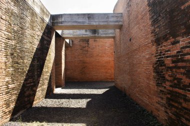 Taylandlılar için Ban Ta Klang ya da Taklang Fil Köyü Çalışma Merkezi 'nin modern inşa labirentleri Tayland' ın Surin kentindeki Tha Tum şehrinde yerel Kui etnik ve fil yaşamlarını gezip öğreniyorlar.