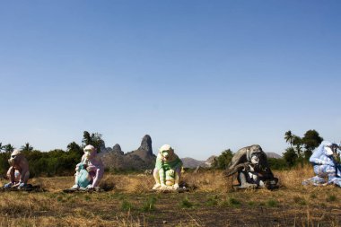 Thai halkı için Phu Sub Lek rezervuarındaki maymun heykeli figürüyle manzara alanı dağını ve çayır arazisini gezin ve Lopburi, Tayland 'da fotoğraf çekin.