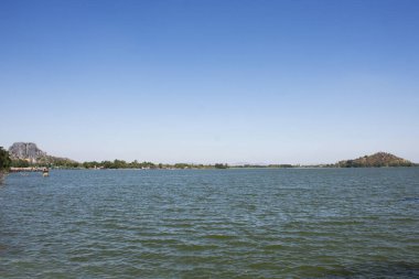 Thai halkı ve yabancı gezginler için Phu Sub Lek 'teki manzara su gölü barajı ve dağı gezin ve dinlenin Lopburi, Tayland' daki tepe rezervuarında ferahlık ortamı ile dinlenin.