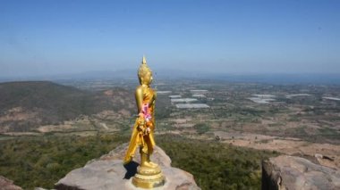 Thai halkı için Khao Phraya Doen Thong Dağı 'nın tepesindeki Buda' ya gidip dua ederek kutsanmış kutsanmış kutsanmış kutsal gizemi Tayland 'ın Lop Buri kentindeki Phatthana Nikhom şehrinde ziyaret edin.