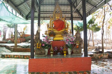 Thai halkı için Khao Phraya Doen Thong Dağı tepesindeki kutsal Buda heykeli. Seyahat edin ve dua edin. Thailand, Lopburi 'deki Phatthana Nikhom şehrinde gizemli bir ibadet dileyin.