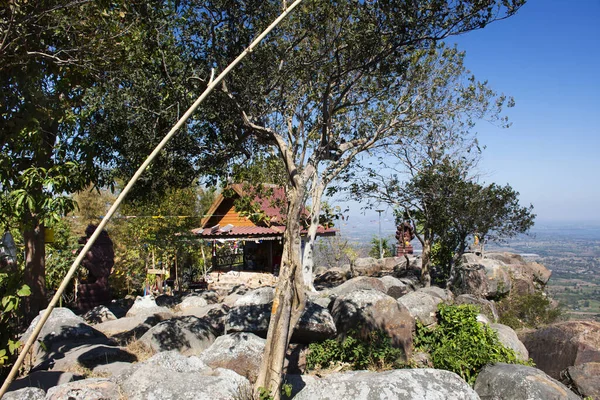 Tayland 'ın Lopburi kentindeki Phatthana Nikhom şehrinde bulunan Khao Phraya Doen Thong Dağı' nda kutsal Buda 'ya dua ederek antik binalar ve antik melek khmer tarzı seyahat ederler.