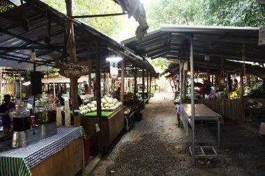 Sao Hai hafta sonu sokak pazarı ve çiftçi pazarı Baanrai Tayland gezginleri için. Gezgin ziyaretleri için. Uthaithani, Uthai Thani, Tayland 'da 13 Ocak 2024' te Ban Rai 'de alışveriş içeceği satın almak için.