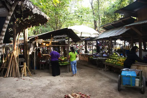 Sao Hai hafta sonu sokak pazarı ve çiftçi pazarı Baanrai Tayland gezginleri için. Gezgin ziyaretleri için. Uthaithani, Uthai Thani, Tayland 'da 13 Ocak 2024' te Ban Rai 'de alışveriş içeceği satın almak için.