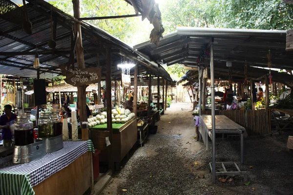 Sao Hai hafta sonu sokak pazarı ve çiftçi pazarı Baanrai Tayland gezginleri için. Gezgin ziyaretleri için. Uthaithani, Uthai Thani, Tayland 'da 13 Ocak 2024' te Ban Rai 'de alışveriş içeceği satın almak için.