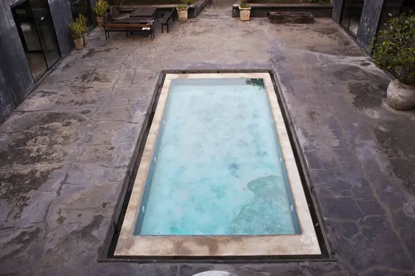 Tayland 'ın Uthai Thani kentindeki Ban Rai şehrindeki lüks modern tatil beldesinde oynayan gezginler için otel odası ve yüzme havuzları.