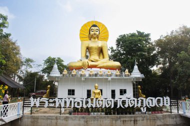 Eski Buda antik harabe Wat Phu Chuang tapınağında Tayland 'da 14 Ocak 2024' te Uthai Thani, Tayland 'da kutsal Ban Rai şehrinde kutsanmış dilek efsanesine saygılarını sunmak için seyahat ederler.