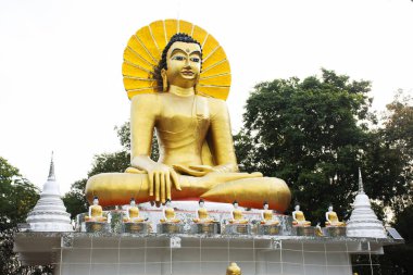 Eski Buda antik harabe Wat Phu Chuang tapınağında Tayland 'da 14 Ocak 2024' te Uthai Thani, Tayland 'da kutsal Ban Rai şehrinde kutsanmış dilek efsanesine saygılarını sunmak için seyahat ederler.