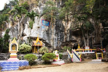 Tayland 'ın başkenti Uthaithani' de 14 Ocak 2024 'te, Tayland' ın başkenti Uthaithani 'de antik kutsal Buda heykelini ziyaret edip Wat Huai Pa Pok veya Huay Pa Pok Tapınağını ziyaret edin.