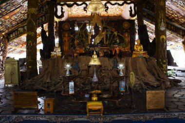 Tahta heykel yontulmuş antik Buda Tanrısı ve Tahta Antik İlahiyat Meleği Tayland 'ın Uthaithani şehrinde 14 Ocak 2024 tarihinde Ban Rai' deki Wat Tham Khao Prathun Tapınağı 'nı ziyaret edin.