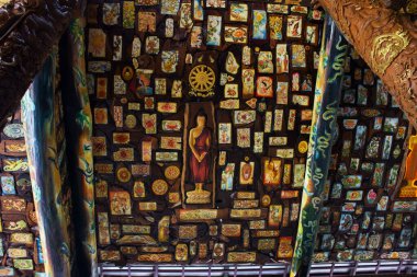 Tahta heykel yontulmuş eski Buda Tanrısı ve Tahta antik ilah meleği Tayland 'ın Uthai Thani kentindeki Ban Rai tapınağındaki Wat Tham Khao Prathun Tapınağını ziyaret edin.