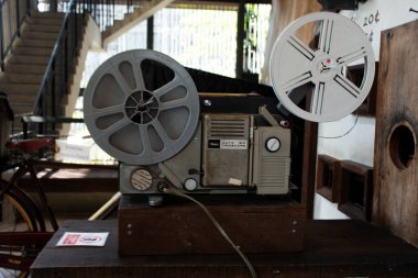 Tayland Film Müzesi 'nin 27 Ocak 2024' te Tayland 'ın Nakhon Pathom şehrinde ziyaretçiler için geçmişten hediyelere kadar bilgi toplama ekipmanı edinmesi.