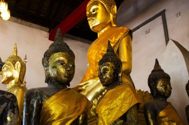 Antik Buda 'nın Wat Nang Kui Manastırı' ndaki harabelerinde... Tayland 'da, Ayutthaya' da kutsal mistik ibadetler için seyahat eden gezginler ve dua dualarına saygı duyanlar için antik Buda harabesi.