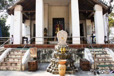 Eski tapınak ya da antik harabe Taylandlı gezginler için Ubosot, 21 Ocak 2024 'te Ayutthaya, Tayland' da bulunan Wat Nang Kui Tapınağı 'nda kutsal Buda dileği efsanesine saygı duyarak ziyaret edin.