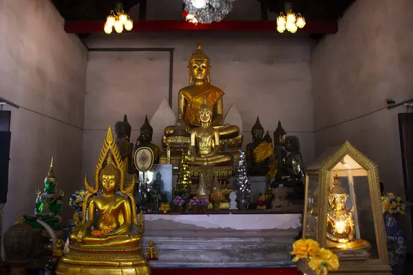 Wat Nang Kui Tapınağı 'nın antik harabelerinde antik Buda' nın kalıntıları. Gezginler seyahat eder ve dua eder. 21 Ocak 2024 'te Ayutthaya, Tayland' da kutsal mistik mitolojiyi ziyaret eder ve dua ederler.