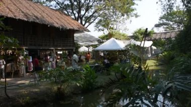 Taylandlı gezginler için yerel çiftçiler organik pazarı ve sokak pazarını ziyaret ederek 27 Ocak 2024 'te Nakhon Pathom, Tayland' da içki ürünleri satın alıyorlar.