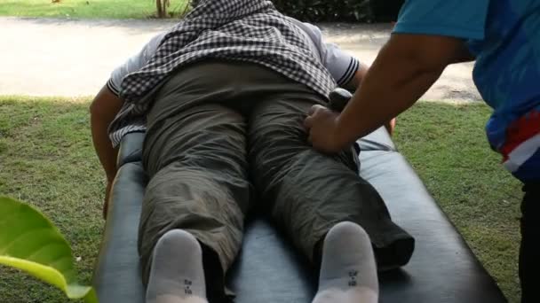 Thailändsk Massös Service Traditionell Tapping Line Eller Hammer Massage Avslappning — Stockvideo