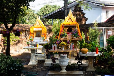 Tayland 'ın başkenti Ayutthaya' da 23 Şubat 2024 'te Wat Mae Nang Pleum Tapınağı' ndaki gizemli antik Maenangpluem Tapınağı 'nı ziyaret edenler için kutsal ve kutsal bir dilek efsanesine saygılarını sunarlar.