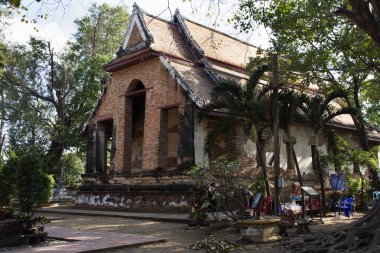 Tai yolcuları için antik bir harabe ya da antik bir harabe. İnsanlar seyahat ederken Buda 'nın kutsal dileklerini kutsamak için Wat Mae Nang Pleum' a ya da Tayland, Ayutthaya 'daki Maenangpluem Tapınağı' na giderler.