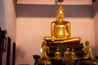 Wat Mae Nang Pleum ya da Maenangpluem Tapınağı 'nın antik harabelerinde antik Buda. Tayland' da, Ayutthaya 'da kutsal mistik ibadetler için dua eden gezginler için.