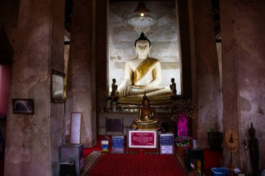 Wat Mae Nang Pleum ya da Maenangpluem Tapınağı 'nın antik ubosotundaki eski Buda. Tayland' ın başkenti Ayutthaya 'da 23 Şubat 2024' te kutsanmış kutsal mistik dilekleri ziyaret eden gezgin.