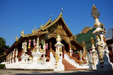Tayland 'ın Chiang Rai kentindeki Chiangrai' deki Wat Ming Muang Tapınağı 'nda kutsal mistik dilekler dilemek için seyahat eden Taylandlı gezginler için eski antik ubosot.
