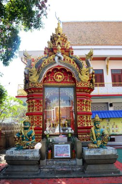 Tayland 'ın başkenti Chiang Rai' de antik Chiangrai şehri sütun tapınağı. Gezginler seyahat eder ve dua eder. 24 Şubat 2015 'te Tayland' ın başkenti Chiang Rai 'de kutsal ve gizemli bir ibadete katılırlar.