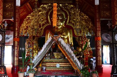 Eski Buda harabesi Wat Ming Mueang tapınağında Tayland 'ın Chiang Rai şehrinde, Chiangrai şehrinde, kutsal mistik mistik dualar okuyup, seyahat eden gezginler için antik bir ubosot.